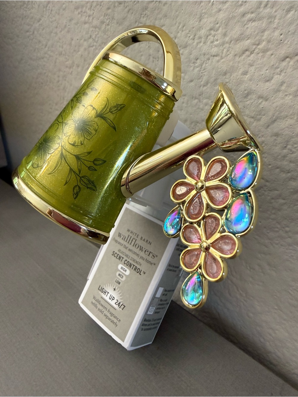 Bath & Body Works WATERING CAN Nightlight Wallflower Plug Backyard Honeysuckle - Picture 12 of 13